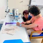 imagen del nuevo material para terapias y talleres adquirido en 2025 donde usuaria trabaja con máquina de costura