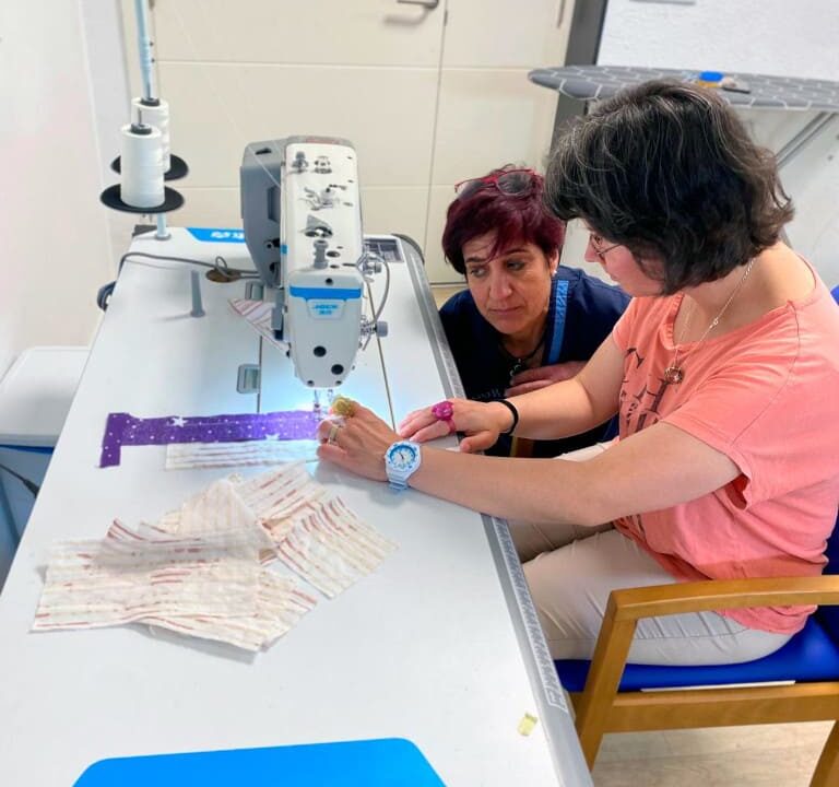 imagen del nuevo material para terapias y talleres adquirido en 2025 donde usuaria trabaja con máquina de costura
